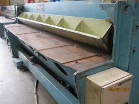 Chalmers & Corner 2450mm x 3mm Hydraulic Guillotin - picture0' - Click to enlarge