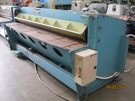 Chalmers & Corner 2450mm x 3mm Hydraulic Guillotin - picture1' - Click to enlarge