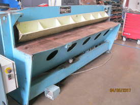 Chalmers & Corner 2450mm x 3mm Hydraulic Guillotin - picture2' - Click to enlarge