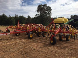 Bourgault 8910 Air Seeder Seeding/Planting Equip - picture0' - Click to enlarge