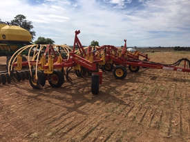 Bourgault 8910 Air Seeder Seeding/Planting Equip - picture0' - Click to enlarge