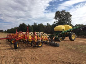 Bourgault 8910 Air Seeder Seeding/Planting Equip - picture1' - Click to enlarge