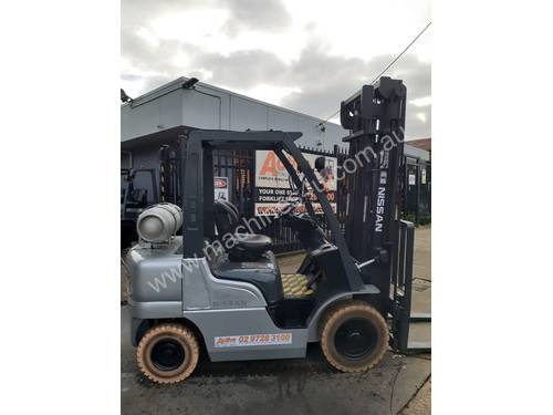 Forklift for sale-nissan 2005 model 2.5 Ton LPG forklift 4000mm lift height Ready to Go Negotiable