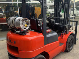 3 Tonne Container Stuffer Forklift For Sale - picture0' - Click to enlarge