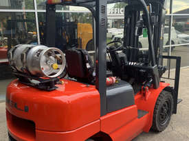 3 Tonne Container Stuffer Forklift For Sale - picture0' - Click to enlarge