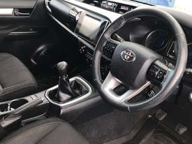 2015 Toyota HiLux SR5 - picture2' - Click to enlarge