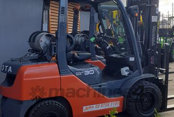ACTIVE FORKLIFTS - Toyota 2011 late model 3 ton Forklift 8fg30 4.5m Lift Side shift Solid Tyres ACTIVE FORKLIFTS - Toyota 2011 late model 3 ton Forklift 8fg30 4.5m Lift Side shift Solid Tyres