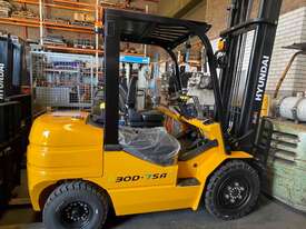 Brand New Hyundai Diesel Forklift - picture1' - Click to enlarge