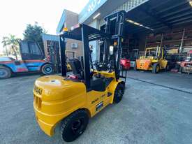 Brand New Hyundai Diesel Forklift - picture0' - Click to enlarge