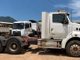 2005 Sterling LT9500 Prime Mover - picture2' - Click to enlarge