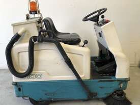 Tennant 6100 36V rider sweeper - picture2' - Click to enlarge