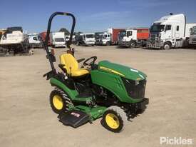 2019 John Deere 1025R Tractor 4 x 4 - picture0' - Click to enlarge