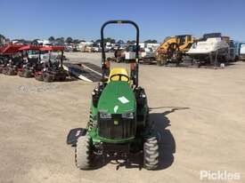 2019 John Deere 1025R Tractor 4 x 4 - picture0' - Click to enlarge