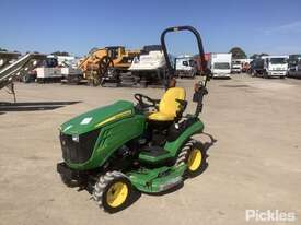 2019 John Deere 1025R Tractor 4 x 4 - picture1' - Click to enlarge