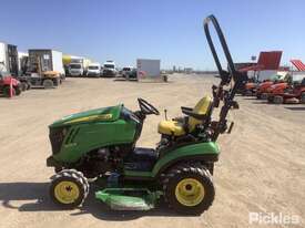 2019 John Deere 1025R Tractor 4 x 4 - picture2' - Click to enlarge