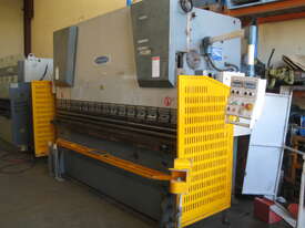 Used Steelmaster 3.2 metre x 100 Ton Hydraulic Pressbrake - picture0' - Click to enlarge