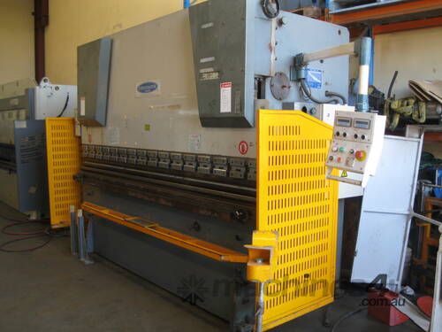 Used Steelmaster 3.2 metre x 100 Ton Hydraulic Pressbrake