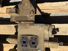 D10R VALVE - RIPPER - CONTROL - picture1' - Click to enlarge