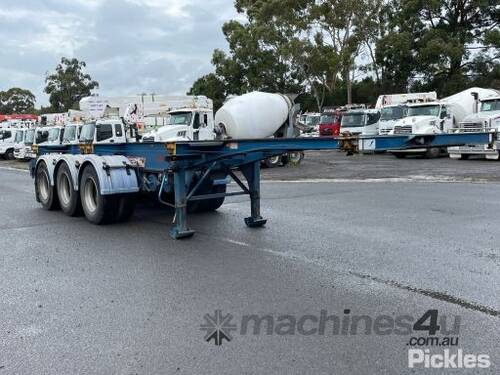 2005 Barker Heavy Duty Tri Axle Tri Axle Retractable Skel Trailer