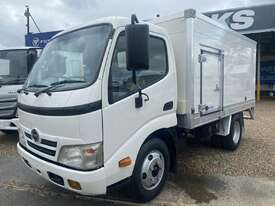 2011 Hino 616 Narrow cab 300 Series White Refrigerated 4.0l 4x2 - picture1' - Click to enlarge