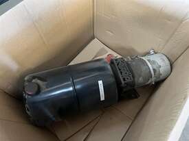 Small Hydraulic Tank & 12V Motor - picture0' - Click to enlarge