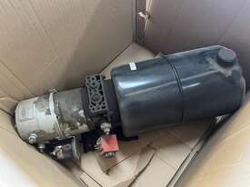 Small Hydraulic Tank & 12V Motor - picture0' - Click to enlarge