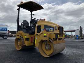 2018 Caterpillar CB2.7 Articulated Vibratory Dual Smooth Drum Roller - picture0' - Click to enlarge