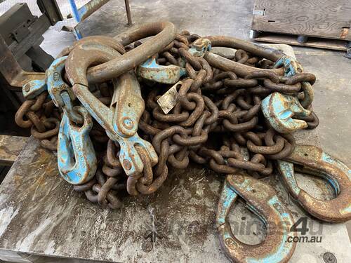 caption LOT #31 Lifting chains