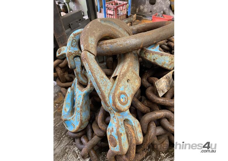 caption LOT #31 Lifting chains