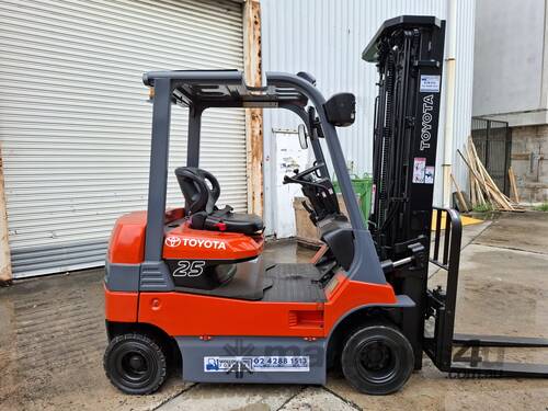Wollongong Forklift: 2003 Toyota 2.5T, Electric, 3-Stage Standard Mast, 5.5m Lift!