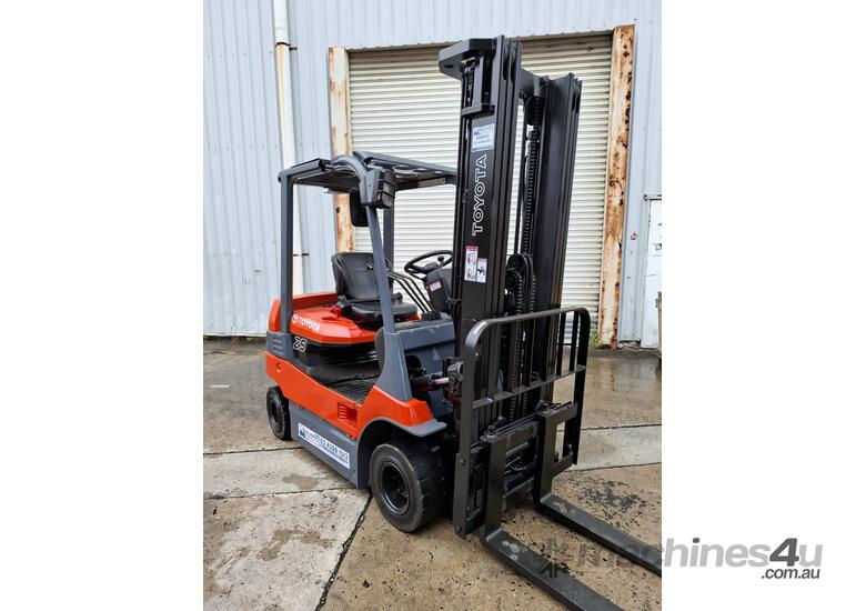 Wollongong Forklift: 2003 Toyota 2.5T, Electric, 3-Stage Standard Mast, 5.5m Lift!