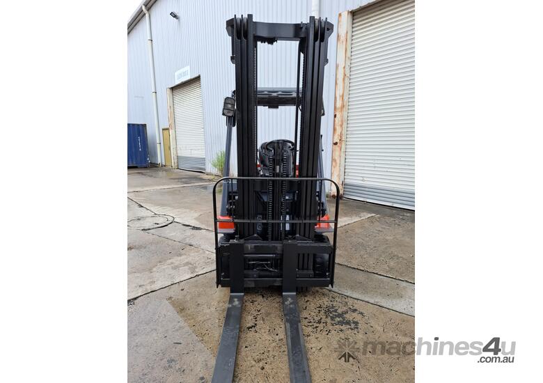 Wollongong Forklift: 2003 Toyota 2.5T, Electric, 3-Stage Standard Mast, 5.5m Lift!