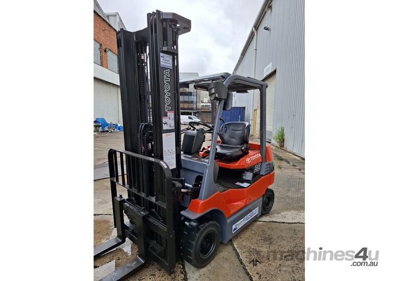 Wollongong Forklift: 2003 Toyota 2.5T, Electric, 3-Stage Standard Mast, 5.5m Lift!