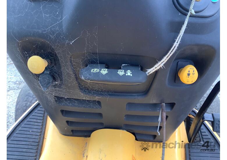 caption Cub Cadet GT2544 Ride On Mower