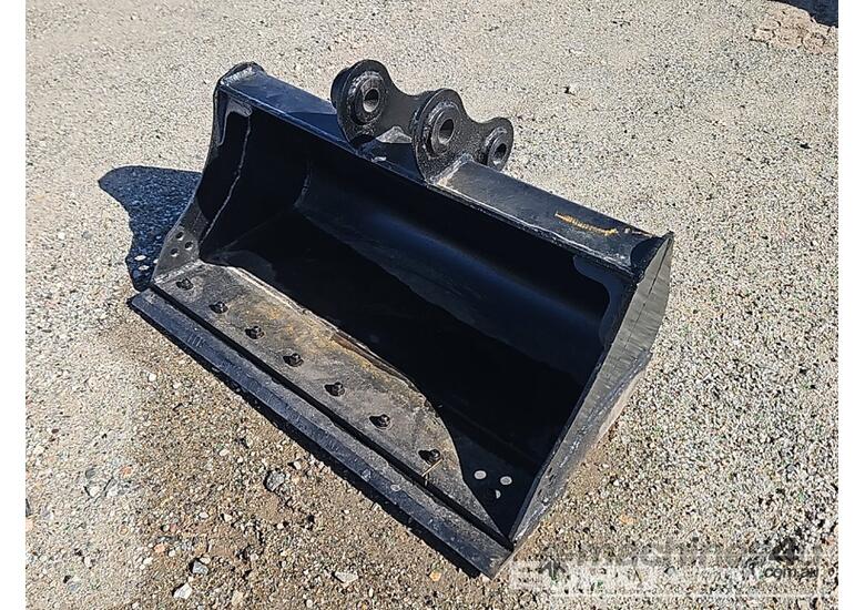 caption Unused Mud Bucket 1000mm, Ears 35mm, Centers 200mm, Pins 40mm
