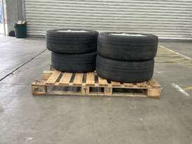 1 X pallet of 4 Mercedes Benz tyres tubeless with rims 255 / 50 R19 - picture0' - Click to enlarge