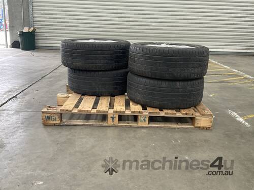 1 X pallet of 4 Mercedes Benz tyres tubeless with rims 255 / 50 R19