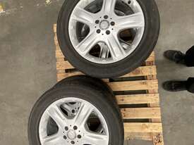1 X pallet of 4 Mercedes Benz tyres tubeless with rims 255 / 50 R19 - picture0' - Click to enlarge