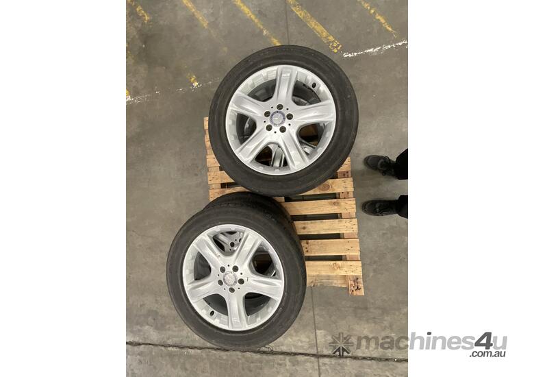 caption 1 X pallet of 4 Mercedes Benz tyres tubeless with rims 255 / 50 R19