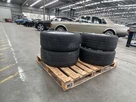 1 X pallet of 4 Mercedes Benz tyres tubeless with rims 255 / 50 R19 - picture1' - Click to enlarge
