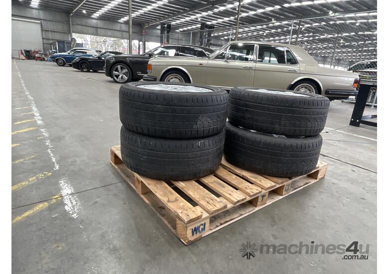 caption 1 X pallet of 4 Mercedes Benz tyres tubeless with rims 255 / 50 R19