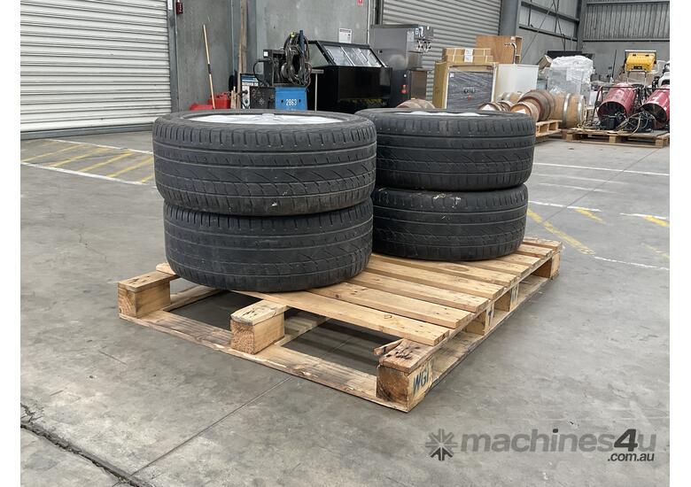caption 1 X pallet of 4 Mercedes Benz tyres tubeless with rims 255 / 50 R19
