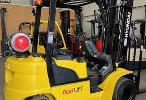 Refurbished Hyundai Dual Front Wheel 2.5 Ton 5,5 Meter 3 Stage Mast forklift