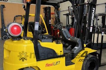 Refurbished Hyundai Dual Front Wheel 2.5 Ton 5,5 Meter 3 Stage Mast forklift