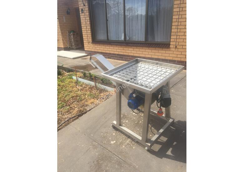 caption Olive Leaf Remover /Defoliator