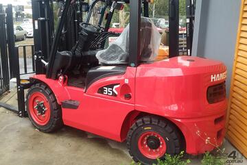 ACTIVE FORKLIFTS - HC Near New 3.5 Ton Diesel Forklift 3 Stage Mast Container Entry Mast