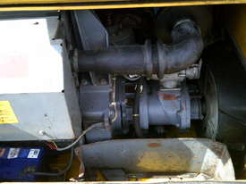XAS-55 , 110cfm , 3cyl deutz , 452 hrs , ex local gov , rough body - picture1' - Click to enlarge