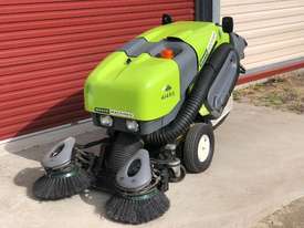 Green Machine Sweeper - picture0' - Click to enlarge