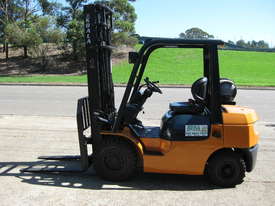 USED Toyota 7FG25 Forklift - picture0' - Click to enlarge