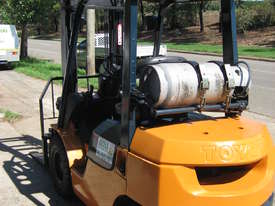 USED Toyota 7FG25 Forklift - picture2' - Click to enlarge